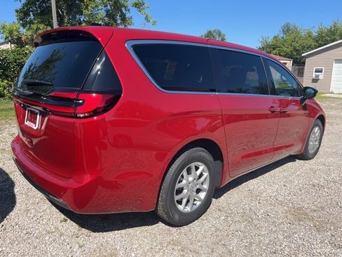 New 2026 Chrysler Pacifica Select image 4