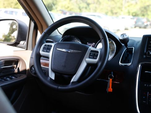 Used 2016 Chrysler Town & Country Touring image 31