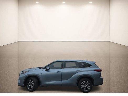 Used 2023 Toyota Highlander XLE image 2