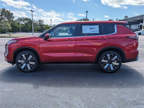 New 2025 Mitsubishi Outlander SE image 8