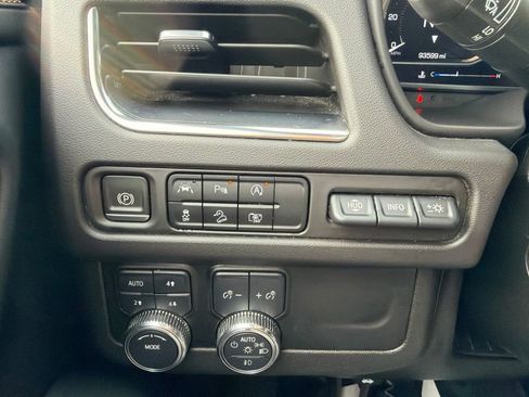 Used 2023 GMC Yukon XL AT4 w/ Technology Package AWD/4WD image 32