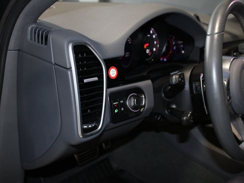 Used 2023 Porsche Cayenne S image 12