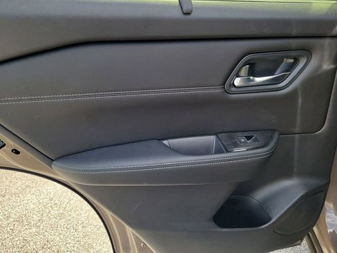Used 2024 Nissan Rogue SL w/ SL Premium Package FWD image 12