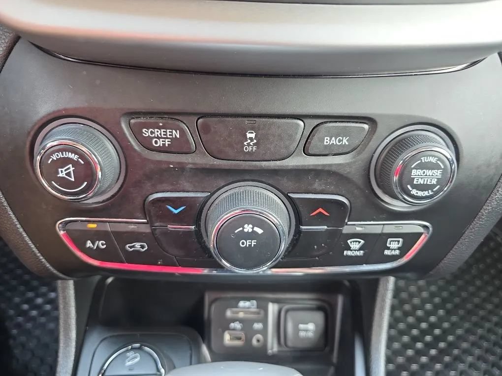 Used 2018 Jeep Cherokee Latitude Plus w/ Cold Weather Group AWD/4WD image 31