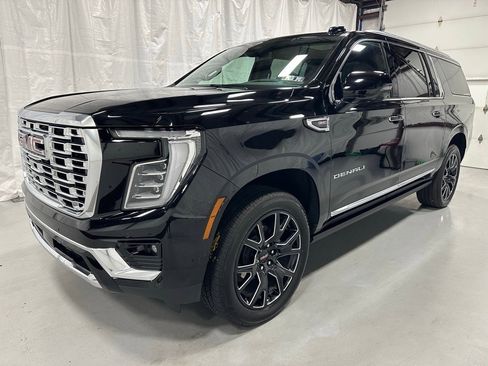 Used 2025 GMC Yukon XL Denali w/ Sun & Power Step Package image 3