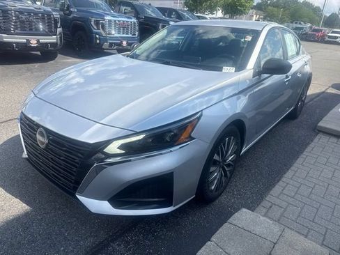 Used 2024 Nissan Altima 2.5 SV FWD image 3