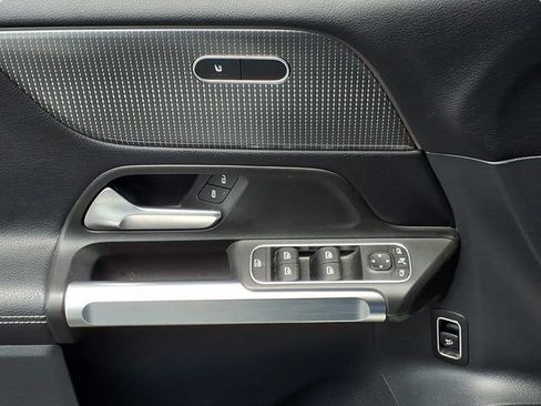 Used 2022 Mercedes-Benz GLB 250 4MATIC image 9