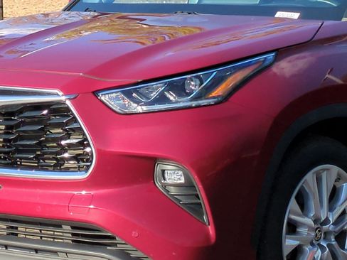 Used 2022 Toyota Highlander Limited image 6