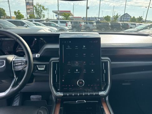 Used 2025 GMC Yukon XL Denali AWD/4WD image 15