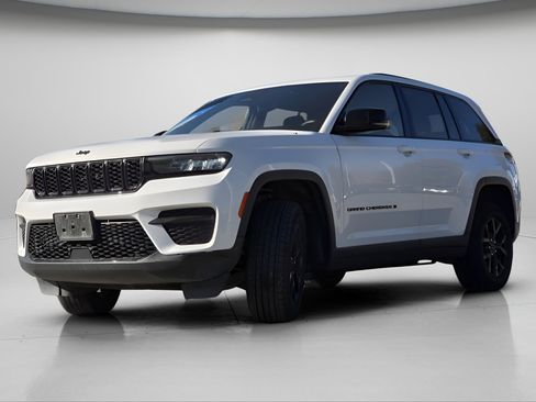 Used 2024 Jeep Grand Cherokee Altitude image 18