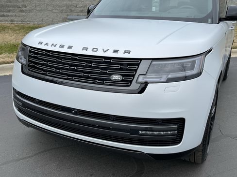 Certified 2025 Land Rover Range Rover SE image 11