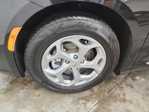 Used 2023 Chrysler Pacifica Limited FWD image 40