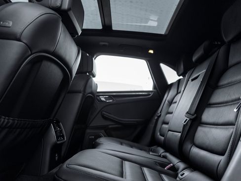 Certified 2026 Porsche Macan AWD/4WD image 30