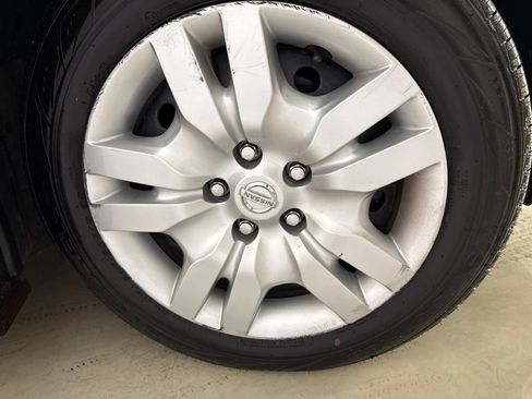 Used 2011 Nissan Altima 2.5 S FWD image 2