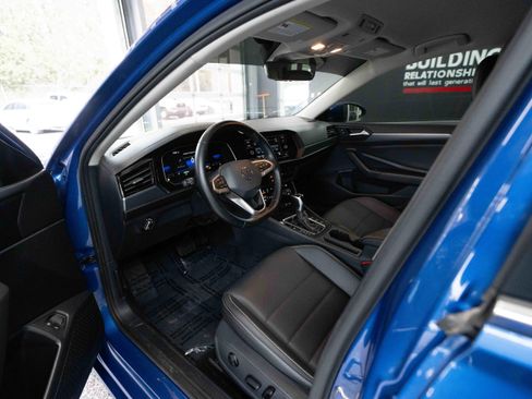 Used 2022 Volkswagen Jetta SE image 8