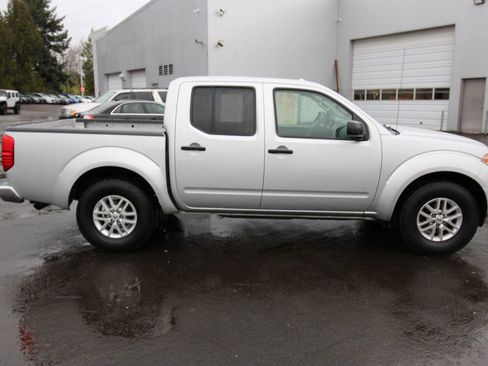 Used 2014 Nissan Frontier SV image 2