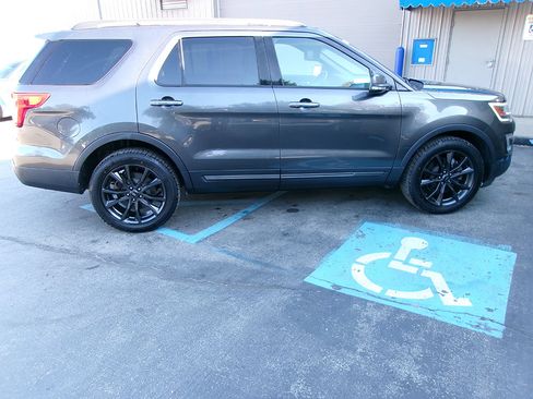 Used 2017 Ford Explorer XLT w/ Equipment Group 202A AWD/4WD image 5
