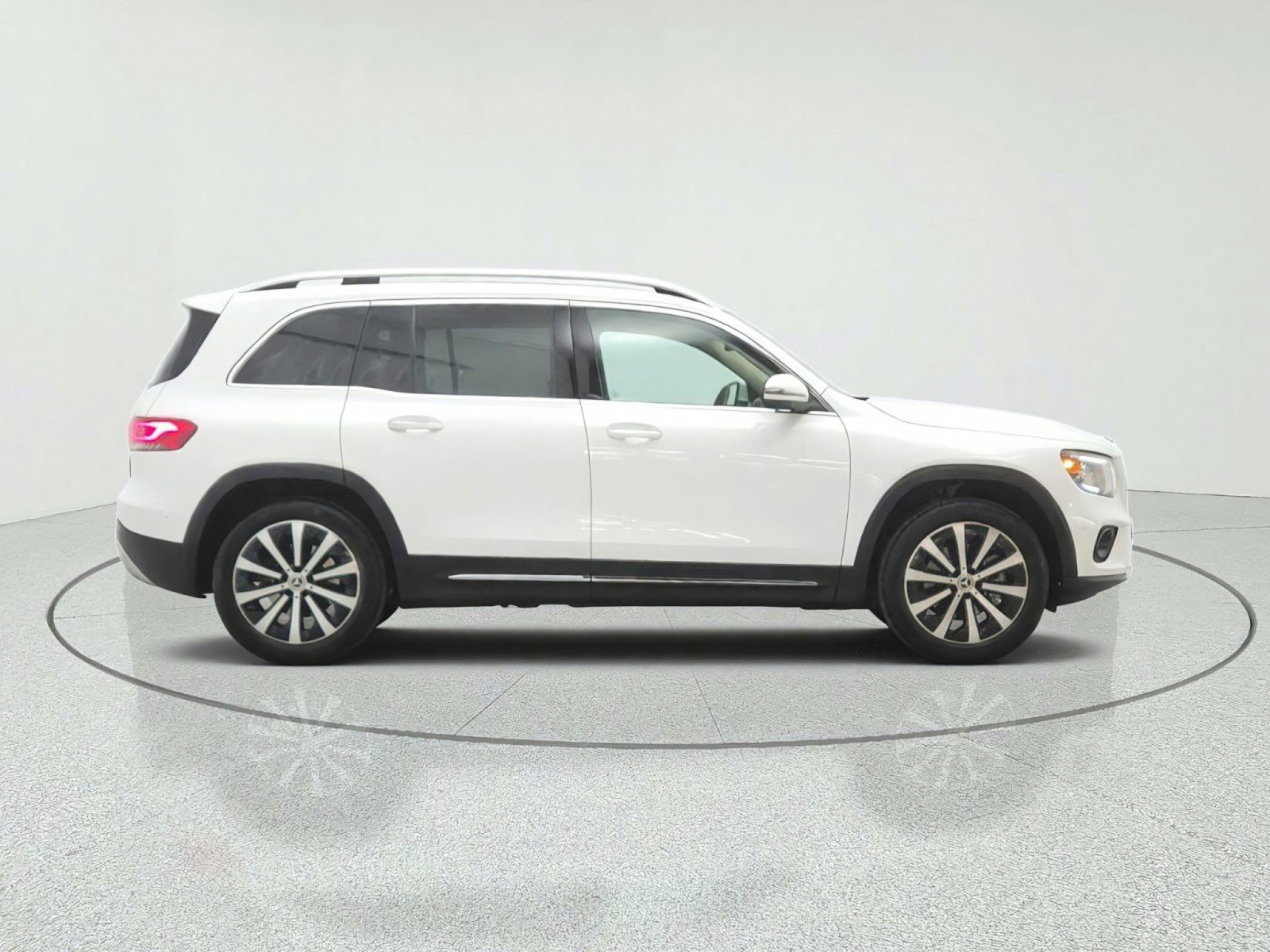 Used 2023 Mercedes-Benz GLB 250 image 4