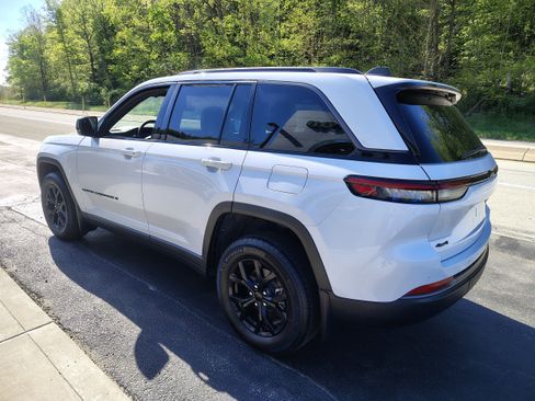 New 2026 Jeep Grand Cherokee Altitude AWD/4WD image 7