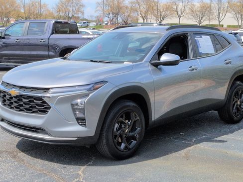 Used 2025 Chevrolet Trax LT w/ LT Convenience Package image 5