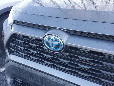 Used 2021 Toyota RAV4 XLE image 5