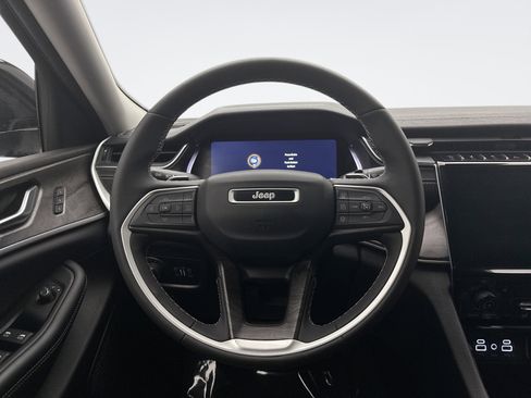 Used 2023 Jeep Grand Cherokee Limited w/ Black Appearance Package image 12