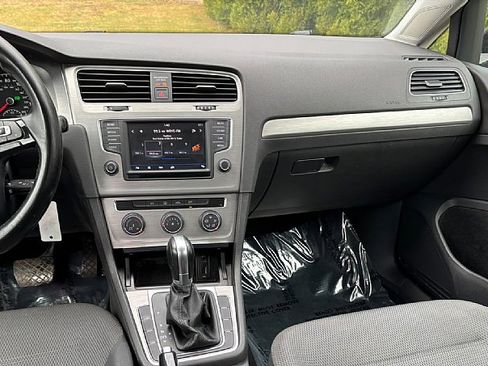 Used 2017 Volkswagen Golf SE image 11