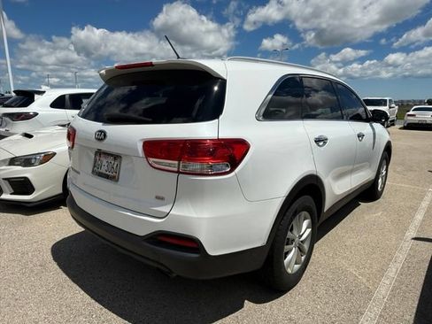 Used 2017 Kia Sorento FWD image 4