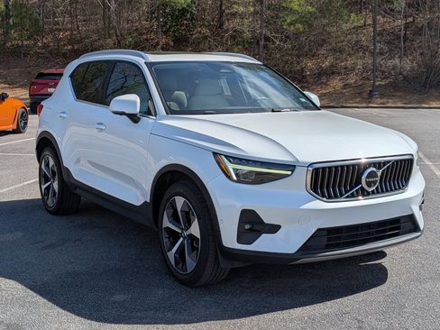 Used 2024 Volvo XC40 B5 Plus image 11