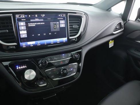 New 2026 Chrysler Pacifica Select image 28