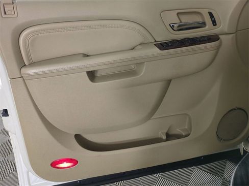 Used 2011 Cadillac Escalade ESV Luxury image 19