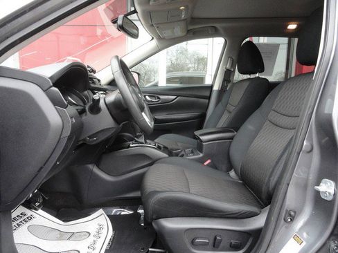 Used 2017 Nissan Rogue SV image 9