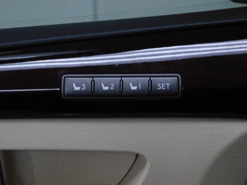 Used 2013 Lexus LX 570 4WD w/ Luxury Pkg w/Pre-crash image 27