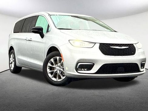 Used 2024 Chrysler Pacifica Touring-L image 2