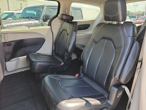 Used 2023 Chrysler Pacifica Touring-L FWD image 13