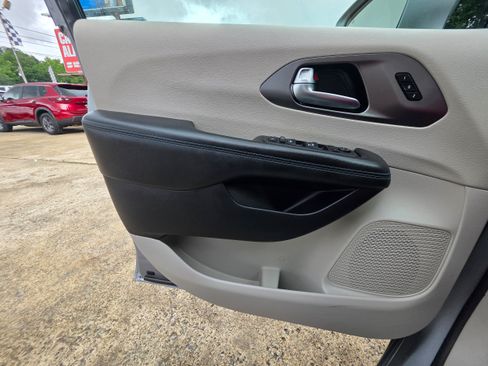 Used 2021 Chrysler Pacifica Touring-L FWD image 20