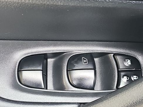 Used 2017 Nissan Rogue SV FWD image 32