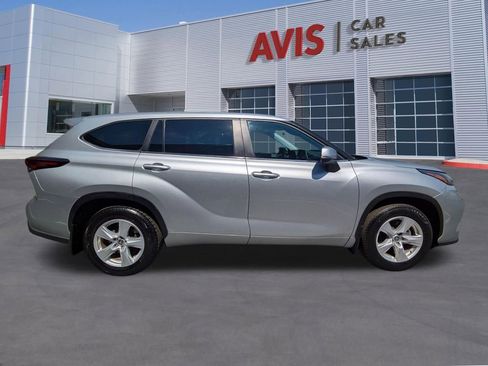 Used 2024 Toyota Highlander LE image 5