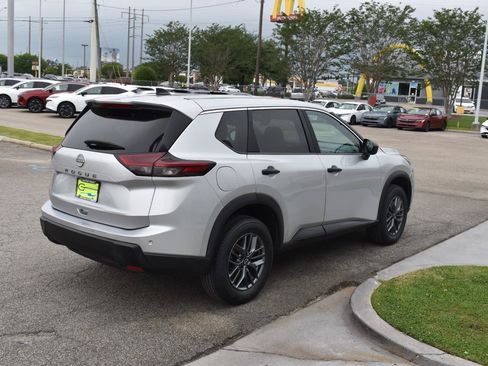 Used 2024 Nissan Rogue S FWD image 8