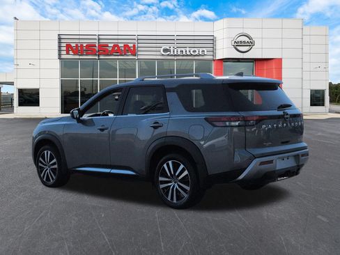 Used 2025 Nissan Pathfinder Platinum FWD image 5