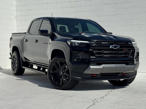 Used 2025 Chevrolet Colorado Z71 w/ Technology Package AWD/4WD image 2