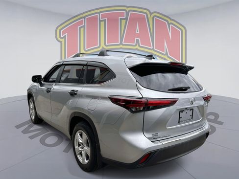 Certified 2024 Toyota Highlander LE AWD/4WD image 2