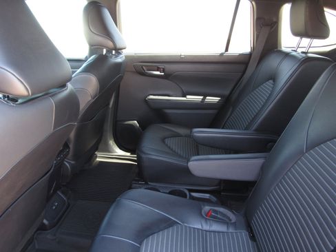 Used 2023 Toyota Highlander XSE FWD image 15