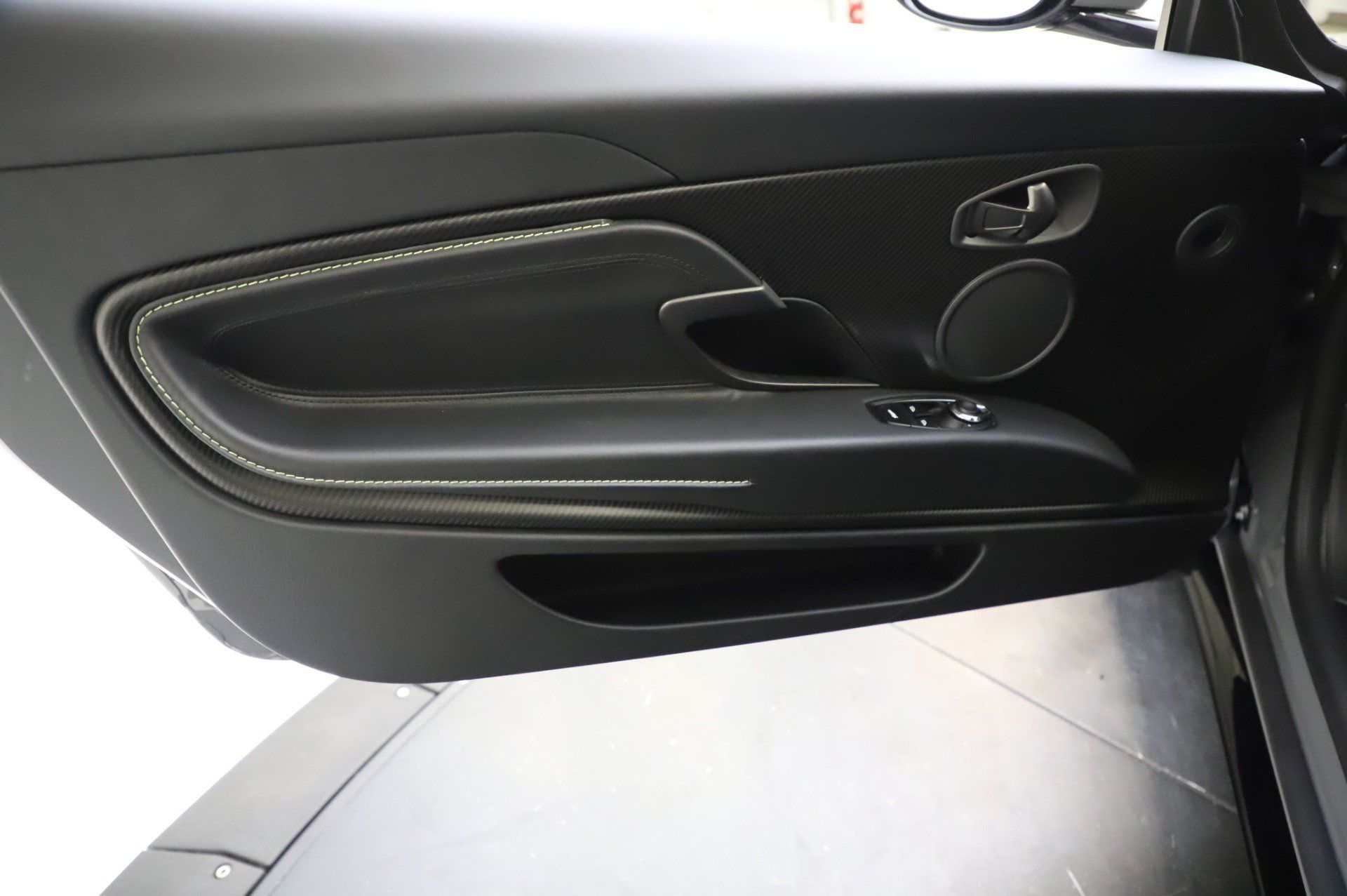 Used 2020 Aston Martin DB11 AMR RWD image 18