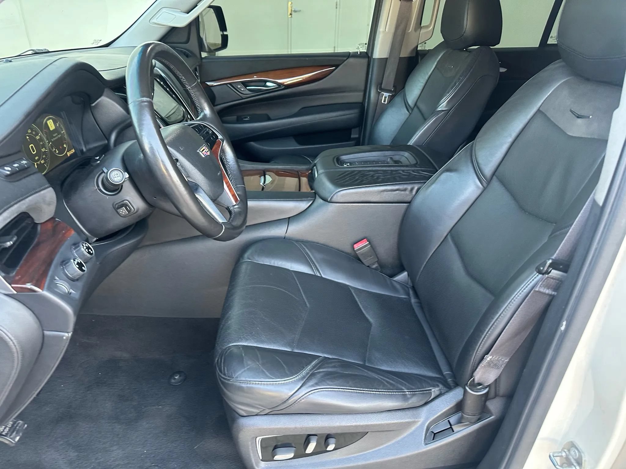 Used 2015 Cadillac Escalade Luxury AWD/4WD image 15