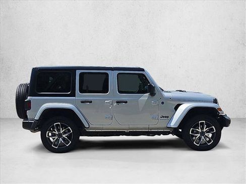 Used 2024 Jeep Wrangler Unlimited AWD/4WD image 4