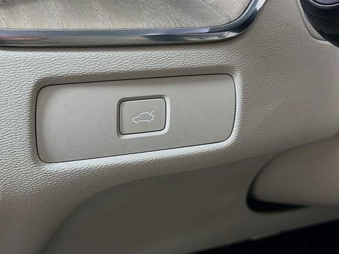 Used 2023 Volvo XC60 B5 Ultimate w/ Climate Package image 11