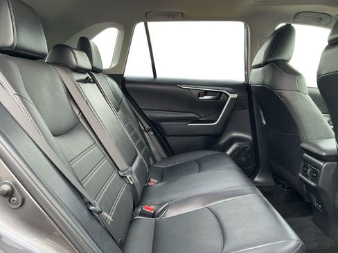 Used 2022 Toyota RAV4 XLE Premium image 19