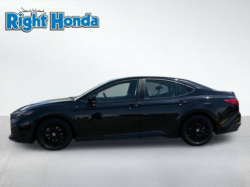 Used 2025 Toyota Camry SE FWD image 3