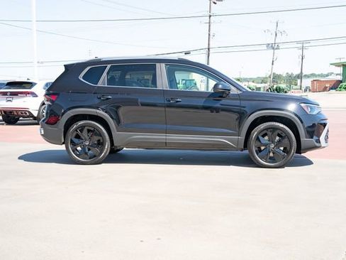 New 2026 Volkswagen Taos SE FWD image 7